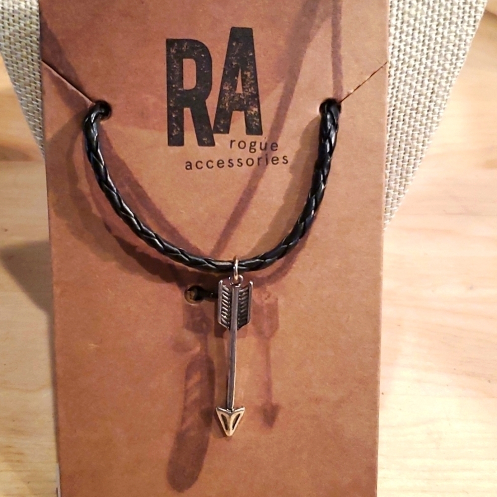 ⚜️ NIB ARROW NECKLACE